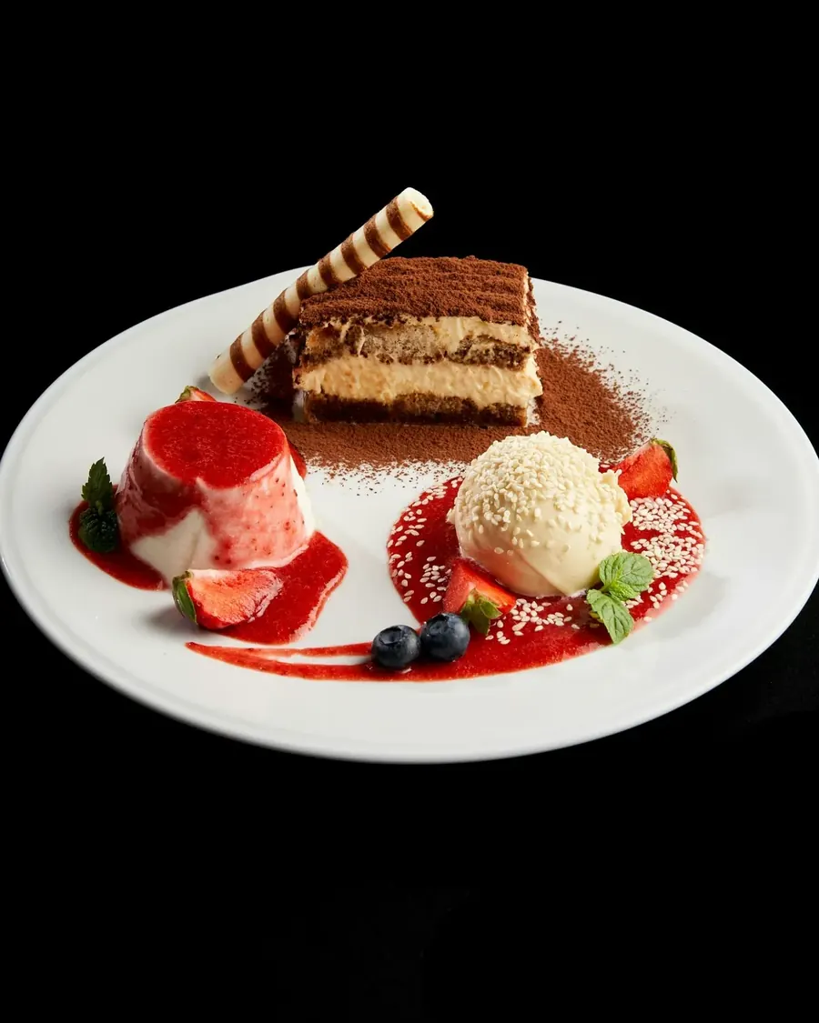 Deser Villa Toscana: panna cotta, tiramisu i mus chałwowy na jednym talerzu