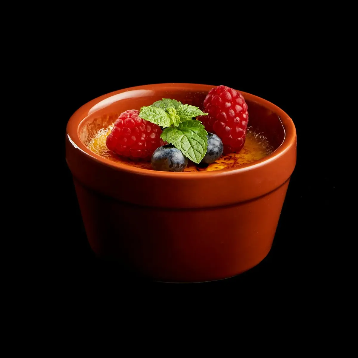 Crème brûlée z malinami i borówkami w kokilce