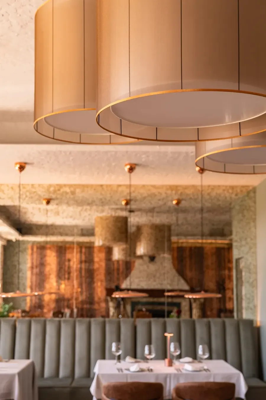 Sala Villa Toscana Nowy Targ z miedzianymi lampami po remoncie
